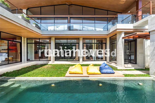 Image Property Villa Mewah Empat Kamar Tidur Di Tepi Pantai Sanur